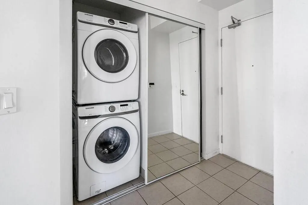 1Bdrm Comfort Away From Home With Parking-Downtown Toronto 0*,